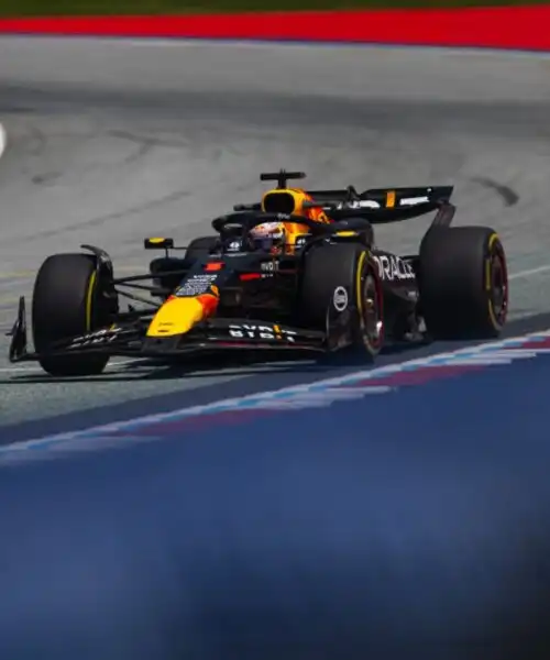 Max Verstappen in pole nella Sprint in Austria davanti alle McLaren, male la Ferrari