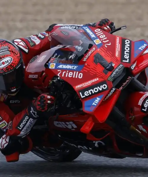 MotoGP, Assen: Pecco Bagnaia vince la Sprint davanti a Jorge Martin, cade Marc Marquez