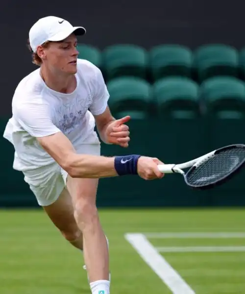 Wimbledon, Jannik Sinner batte Novak Djokovic in allenamento