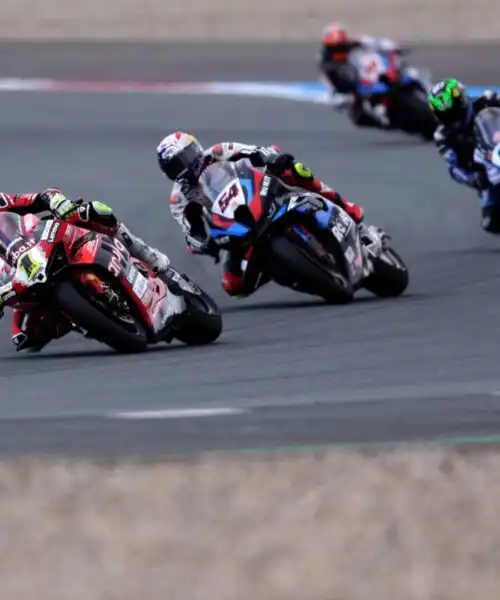 Superbike, cambia in corsa il calendario del Mondiale