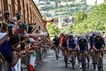 Tour: Vauquelin vince a Bologna, Pogacar è già in giallo