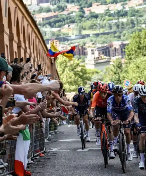 Tour: Vauquelin vince a Bologna, Pogacar è già in giallo