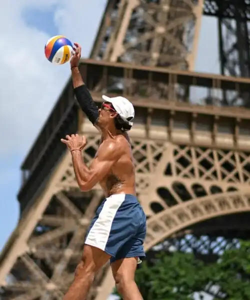 Beach volley sotto alla Torre Eiffel: le immagini della suggestiva arena