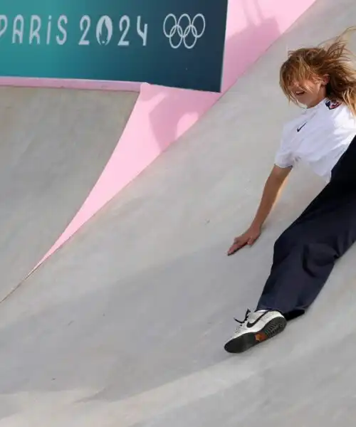 Brutta caduta per la skateboarder a Parigi: le foto dell’incidente