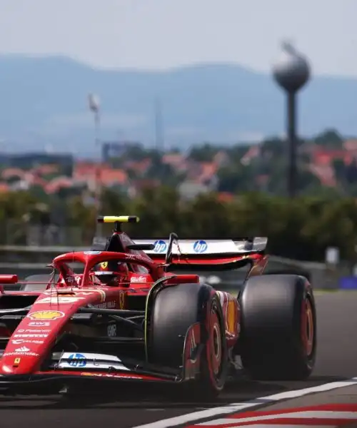 F1, GP Ungheria, la Ferrari brilla nelle prime libere: Sainz primo, Leclerc terzo