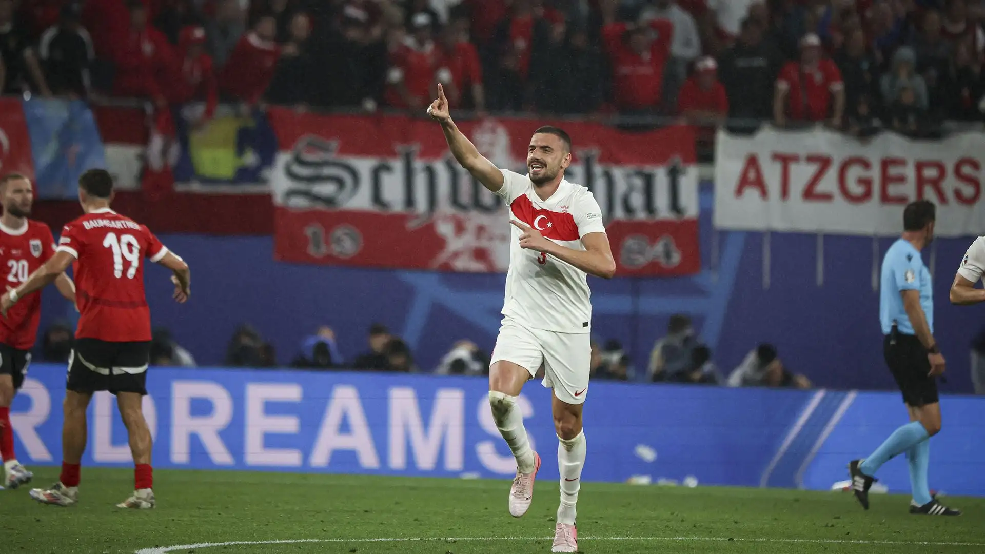 Il gesto è vietato dal regolamento della Uefa