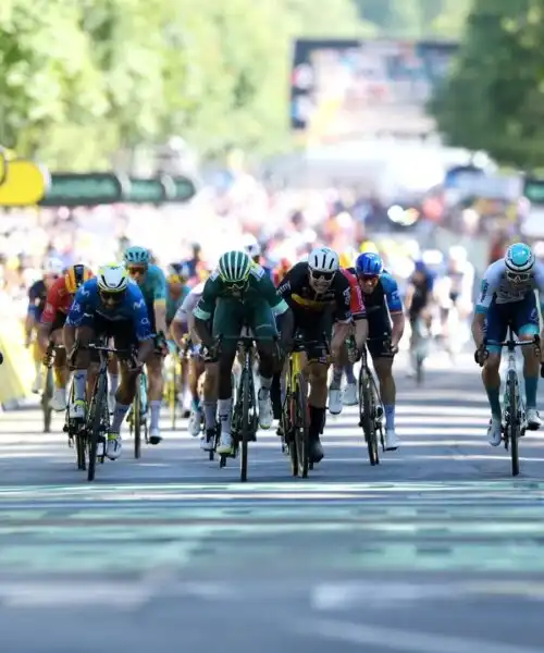 Tour de France: la sesta tappa va a Dylan Groenewegen