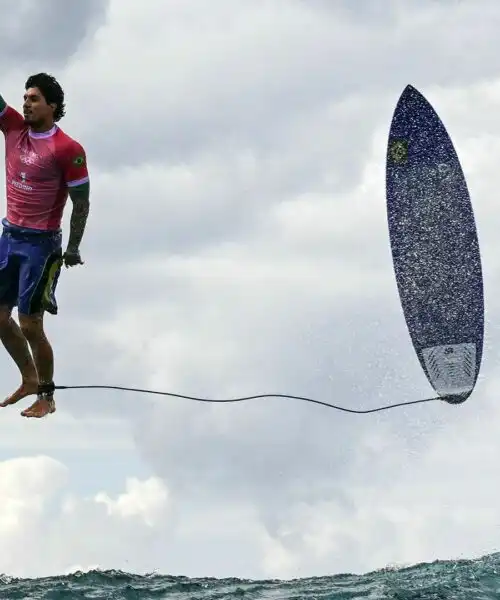 Il surfista da record vola! Le immagini impressionanti