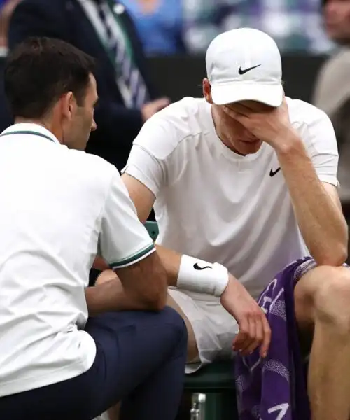 Jannik Sinner, le immagini del preoccupante malessere a Wimbledon