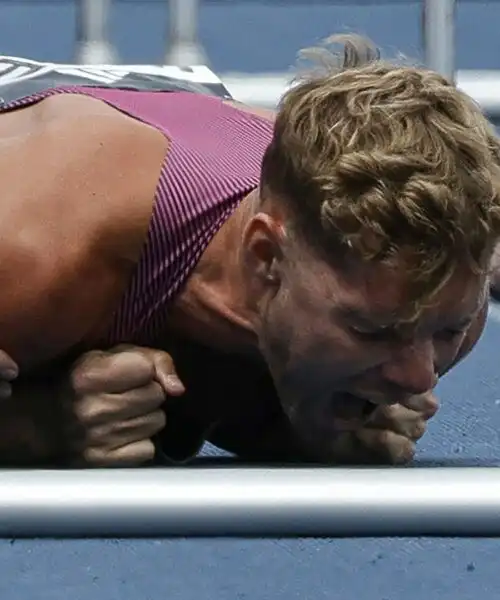 L’atleta disperato urla in pista dopo l’infortunio: le foto