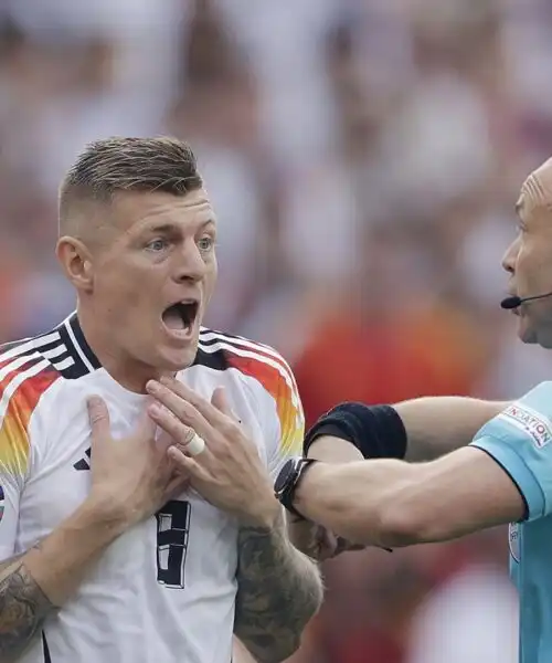 L’arbitro Taylor fa un disastro in Spagna-Germania: le foto degli errori