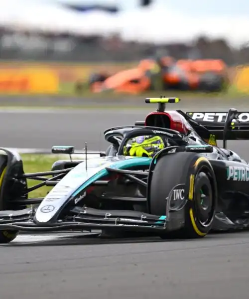 F1: Lewis Hamilton, vittoria e lacrime a Silverstone. Verstappen sul podio, Sainz 5°, molto indietro Leclerc