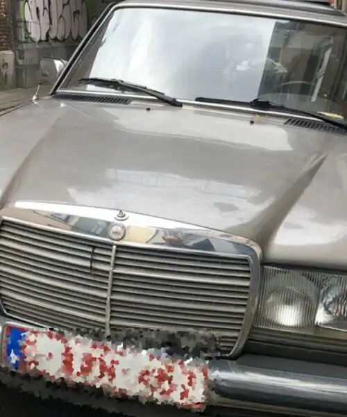 Mercedes 240D, le foto di un colosso della strada