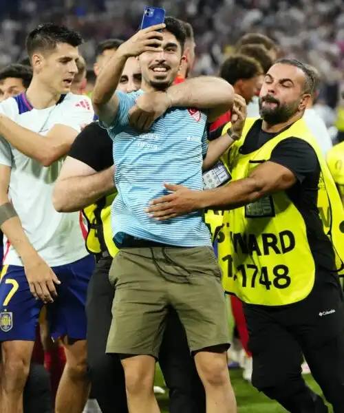 Morata travolto: le foto dell’incredibile infortunio dopo il match