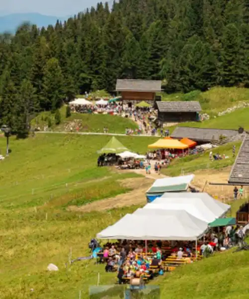 Obereggen si prepara per la festa degli alpeggi e delle baite