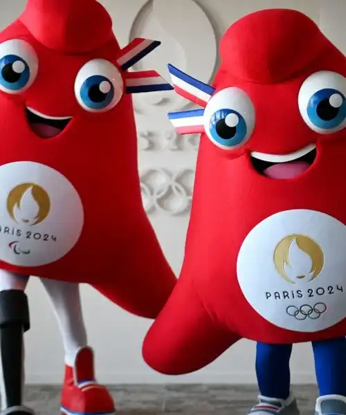 Olimpiadi Parigi 2024: le foto della mascotte Phrygie