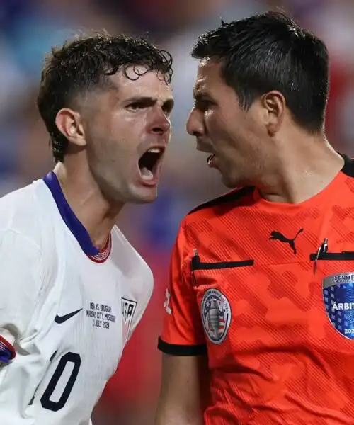 Furia Pulisic, l’arbitro rifiuta la stretta di mano: le foto