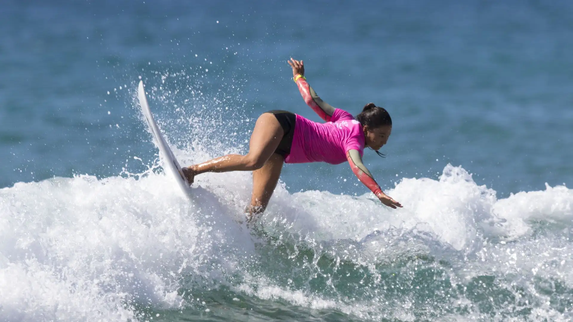 C'è grande attesa per vedere Shino Matsuda in azione sulla sua tavola da surf
