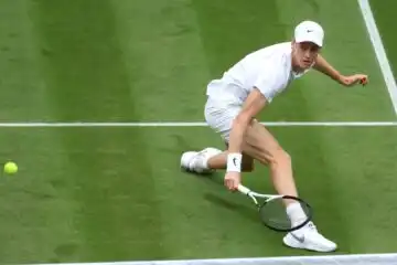 Wimbledon, Jannik Sinner vince soffrendo all’esordio. Ora c’è Berrettini