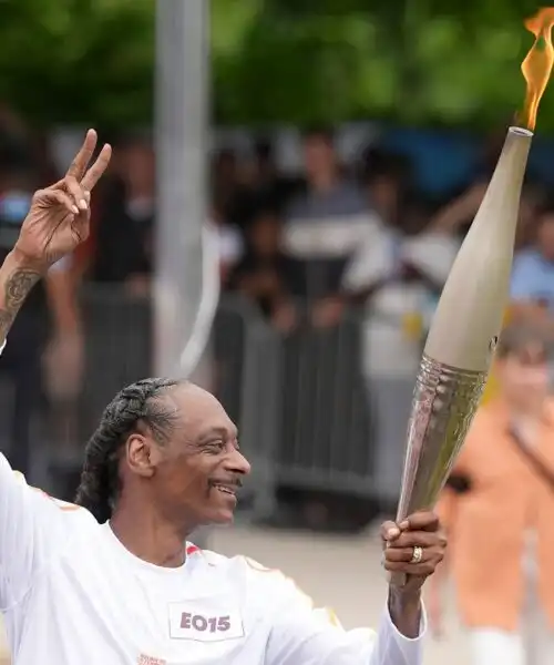 Olimpiadi, le foto dello show di Snoop Dogg con la torcia olimpica