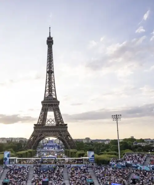 Visita la Torre Eiffel: l’atleta viene cacciata dalle Olimpiadi