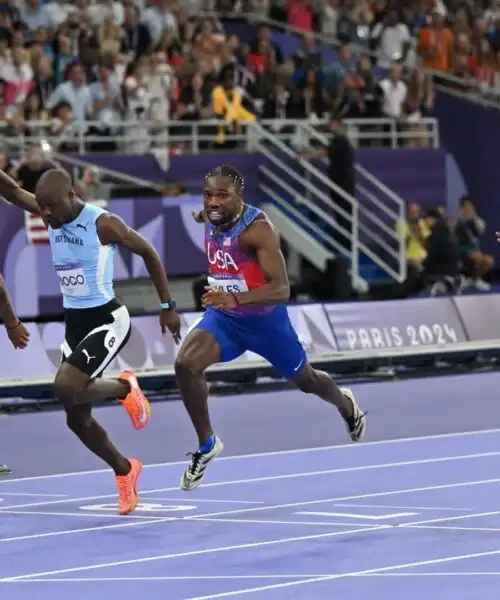 Olimpiadi, 100 metri: Noah Lyles è l’uomo più veloce del mondo. Marcell Jacobs sfiora il podio