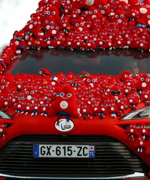 Lo strano taxi ruba la scena alle Paralimpiadi: foto