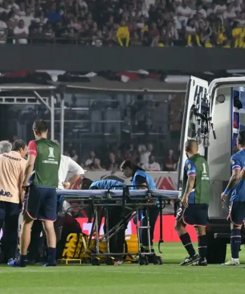 Dramma in campo, calciatore in terapia intensiva: le foto