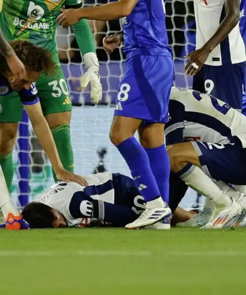 L’ex Juventus crolla in campo: fuori in barella e tanta paura, foto