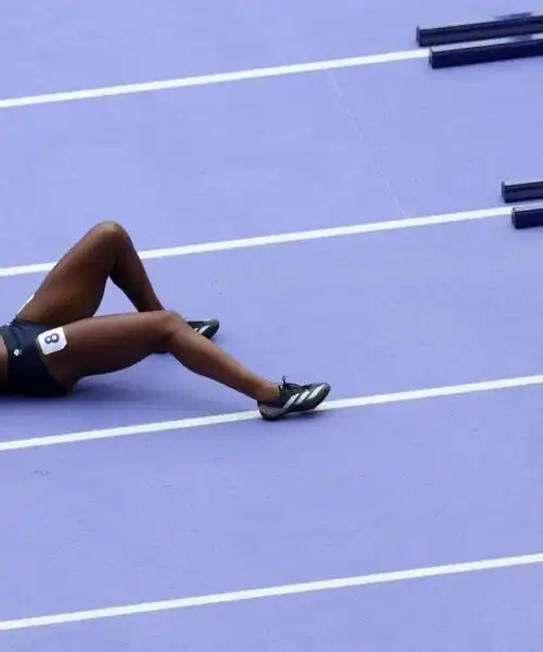 Incidente in semifinale, atleta disperata: le foto della caduta