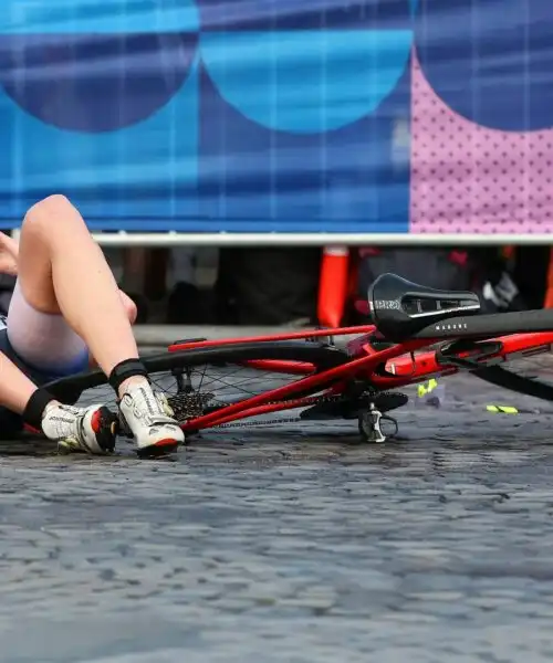 Incidenti tremendi nel triathlon femminile: le foto delle cadute