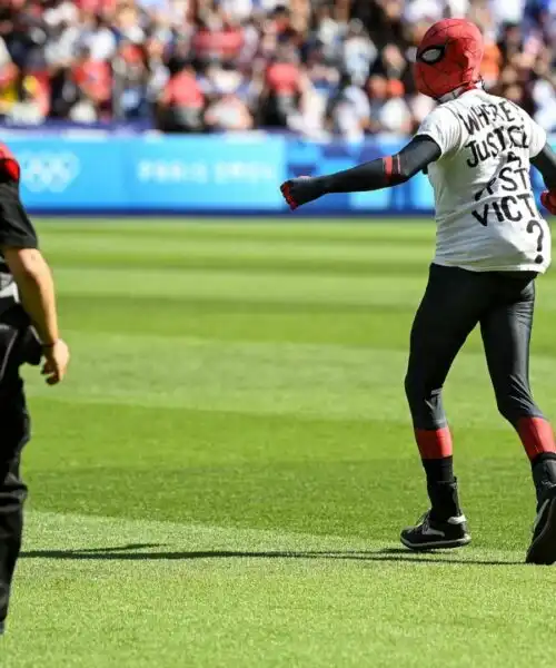 Invasore mascherato irrompe alla finale di Parigi, le immagini