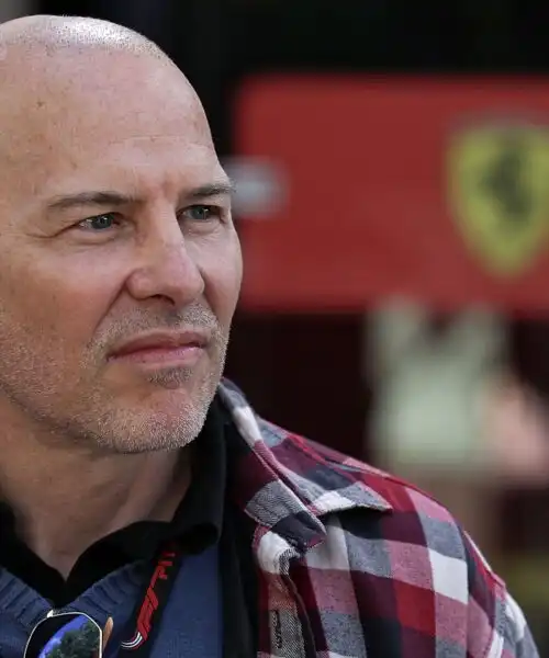 Jacques Villeneuve mette pressione positiva a Lewis Hamilton