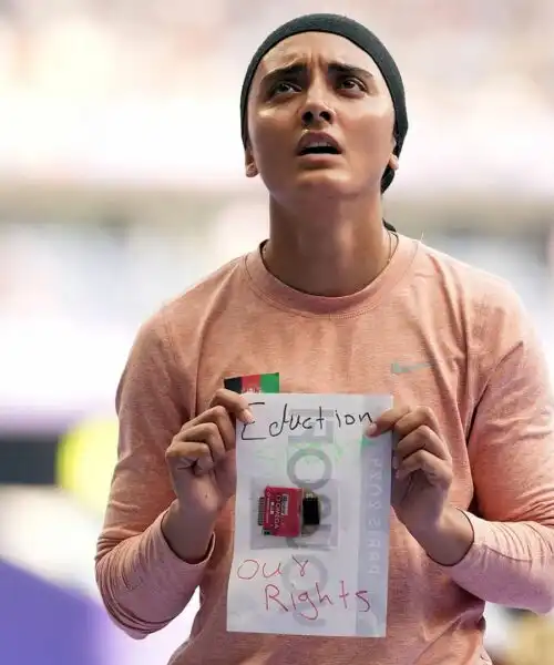 L’atleta afghana si ribella alle Olimpiadi: le foto del gesto