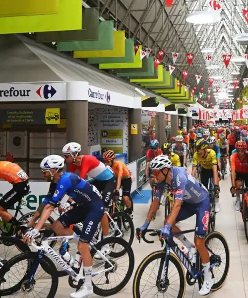 La corsa di bici fa irruzione nel supermercato: le foto surreali