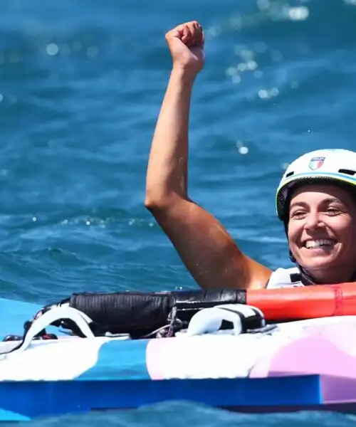 Le foto della gioia incontenibile di Marta Maggetti: tuffo in acqua con la rivale