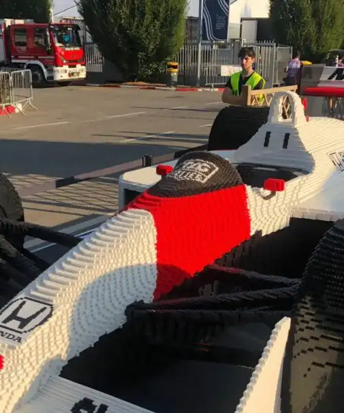 Svelata a Monza la McLaren MP4/4 di Ayrton Senna fatta tutta di Lego: le foto