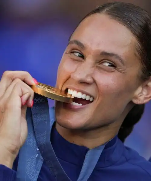 Medaglia d’oro rotta, la calciatrice scrive al Comitato Olimpico. Foto