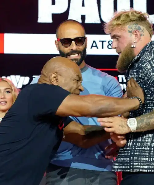 Mike Tyson colpisce Jake Paul dopo le provocazioni: le foto