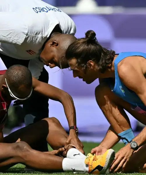 Mutaz Essa Barshim si fa male, Gianmarco Tamberi corre a soccorrerlo: le foto