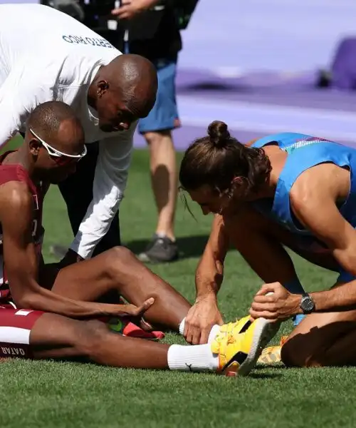 Olimpiadi Parigi 2024, Tamberi soccorre l’amico Barshim: guarda il video