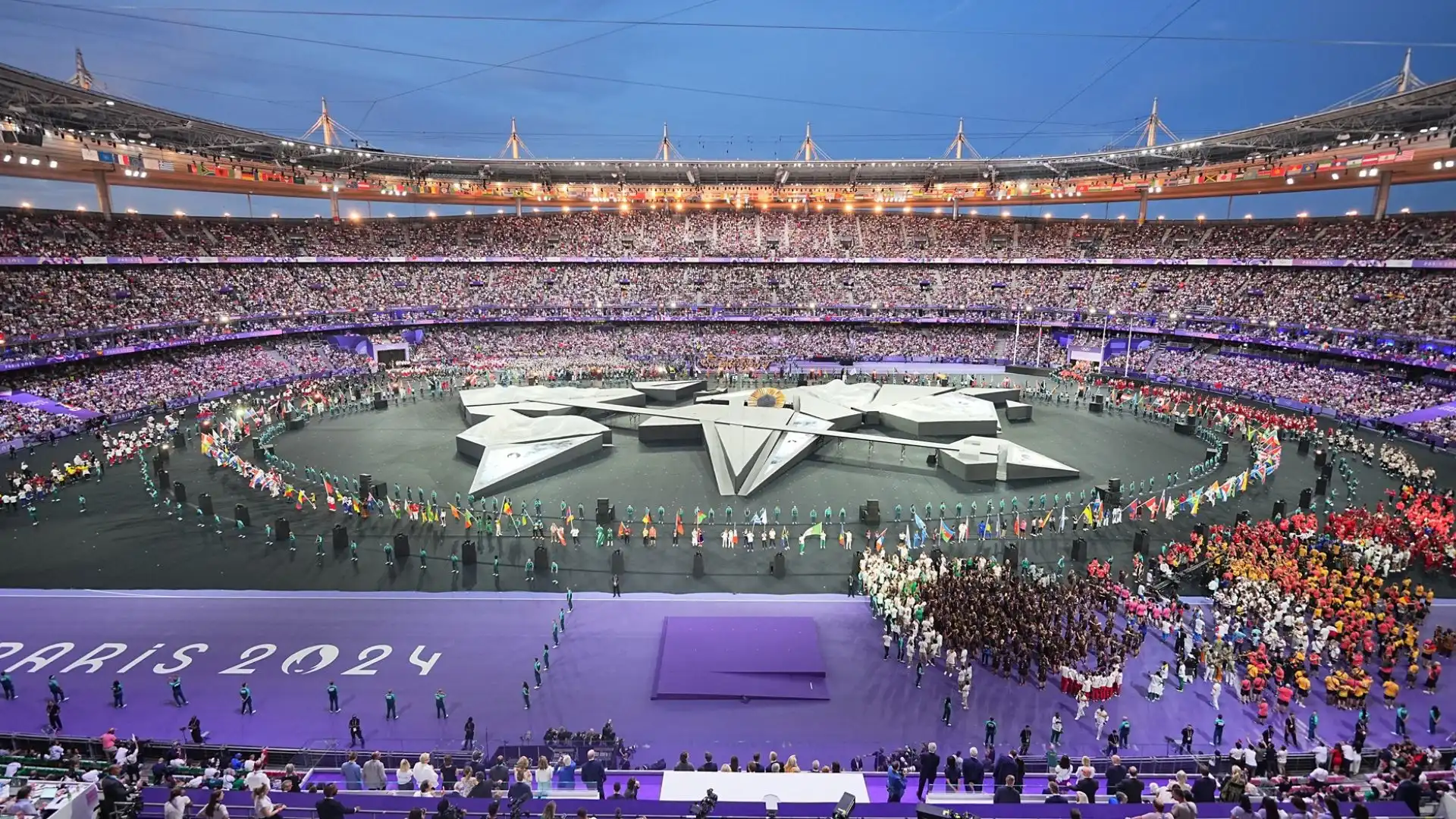 Olimpiadi Parigi 2024: i mille colori della cerimonia di chiusura. Foto