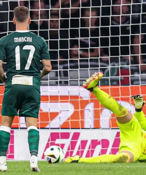 Quanti rigori ha parato? Il portiere 40enne diventa l’eroe dell’Ajax: le immagini