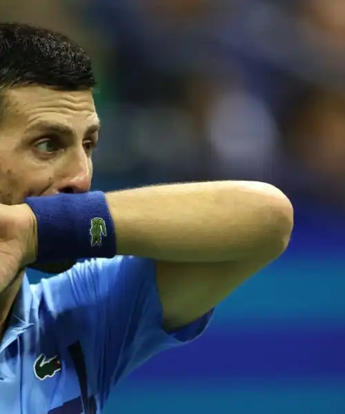 Sguardo nel vuoto e sconcerto: Novak Djokovic sconfitto, foto