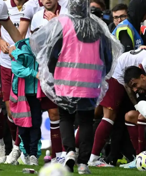 Tomas Soucek salva un bambino durante la partita: le immagini