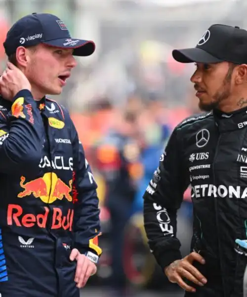 Max Verstappen preoccupato, Lewis Hamilton se la ride