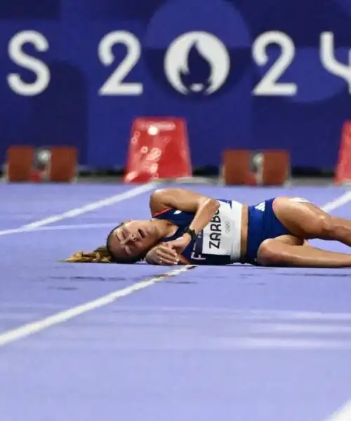 Enorme spavento a Parigi: l’atleta collassa durante la gara. Le immagini