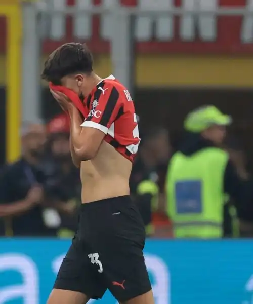 Cacciato in lacrime dopo 5 minuti, tifosi del Milan furiosi con l’arbitro: foto