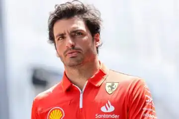 Carlos Sainz torna sull’addio alla Ferrari ed è sincero su Lewis Hamilton