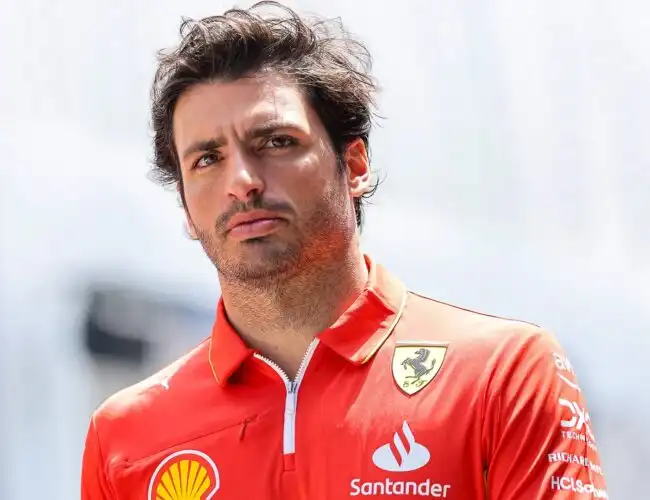 Carlos Sainz torna sull’addio alla Ferrari ed è sincero su Lewis Hamilton